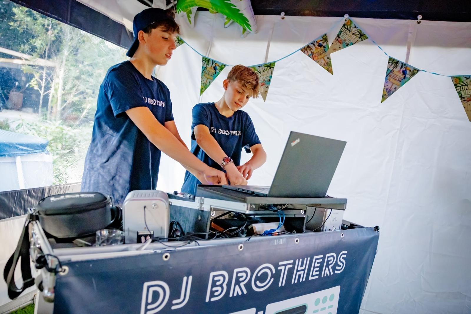 Feest-dj’s Bram en Teun van DJ Brothers draaien op een tuinfeest in een feesttent